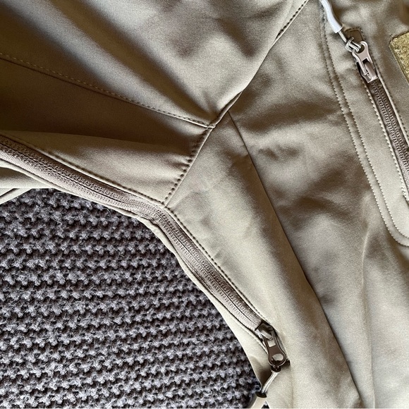 NWOT men's XXL tactical coat, stow-away billed hood. Pockets galore, vented arms - Picture 8 of 9